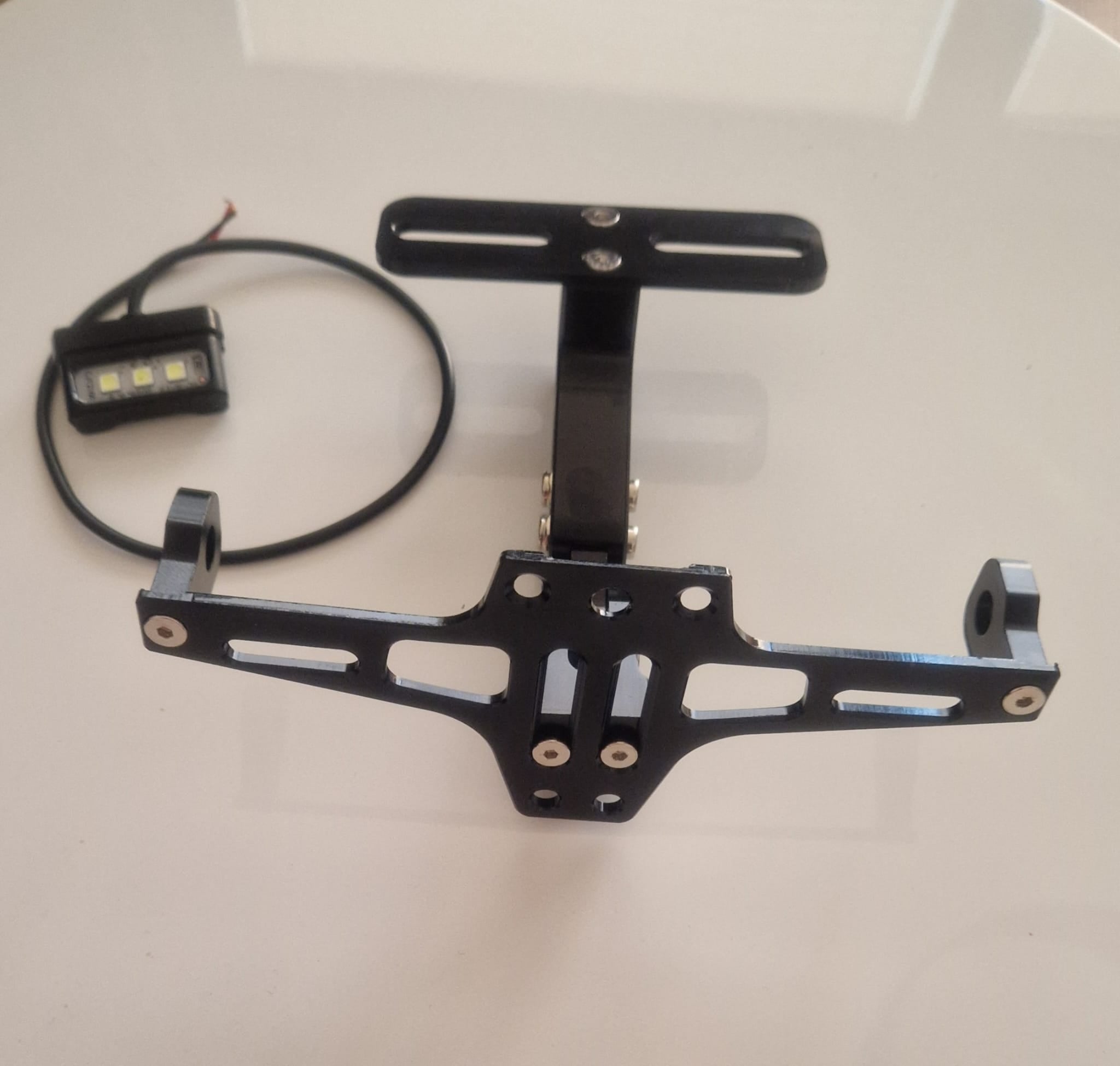 Uniwersalny regulowany uchwyt tablicy rejestracyjnej do motocykla + lampka LED